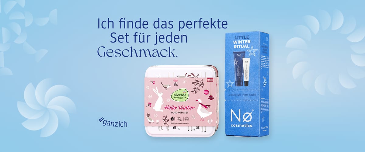Auf hellblauem Hintergrund links oben der Text „Ich finde das perfekte Set für jeden Geschmack“, darunter links ein rosa rechteckiges Duschgel-Geschenk-Set von alverde mit Wintermotiven und der Aufschrift „Hello Winter Duschgel-Set“, rechts ein blaues Kartonpaket von Nø cosmetics mit der Aufschrift „Little Winter Ritual“ und Abbildungen zweier Tuben, unten links der Hashtag „#ganzich“