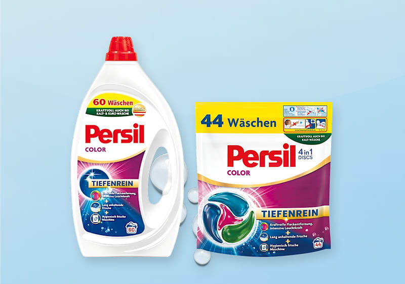 Weiße Flasche Persil Color Flüssigwaschmittel mit roter Verschlusskappe und Aufschrift „60 Wäschen“ neben gelb-weiß-roter Packung Persil Color 4in1 Discs mit Aufschrift „44 Wäschen“ und grafischer Darstellung eines bunten Waschmitteldiscs und dem Wort „TIEFENREIN“
