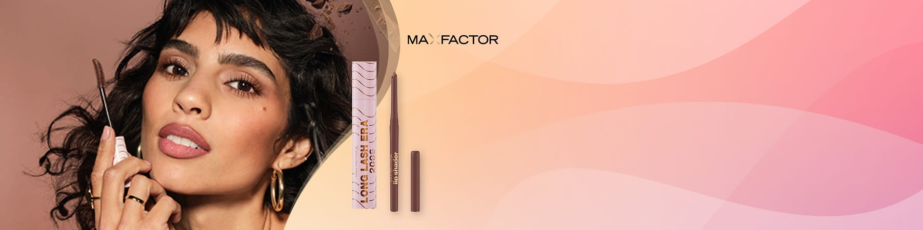 Porträt einer Frau mit dunklen Augenbrauen, Mascara-Bürstchen in der rechten Hand und natürlich wirkendem Make-up, daneben zwei Kosmetikprodukte: eine weiße Mascara-Röhre mit goldener Beschriftung „LONG LASH“ und ein brauner Augenbrauenstift, oben rechts das Logo „MAX FACTOR“