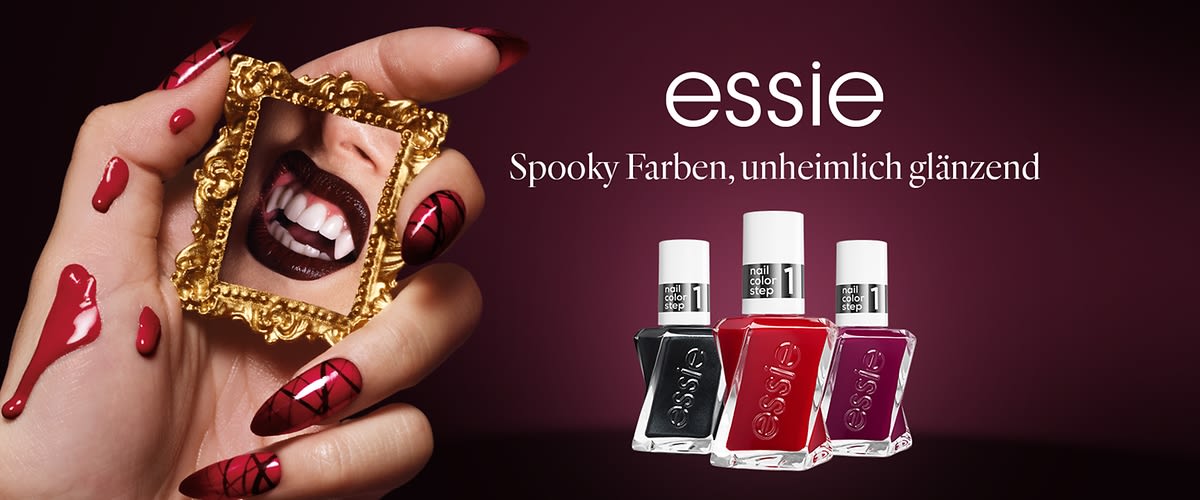 Drei Essie Nagellackflaschen in Schwarz, Dunkelrot und Dunkelviolett vor dunklem Hintergrund, darüber großer Markenname „essie“ und der Slogan „Spooky Farben, unheimlich glänzend“
