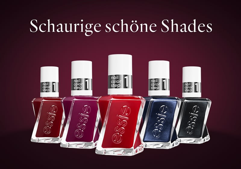 Fünf Essie Nagellack-Fläschchen in schräger Anordnung von links nach rechts in den Farben dunkles Rot, Beerenton, leuchtendes Rot, dunkles Blau und Schwarz vor dunkelrotem Verlaufshintergrund mit Schriftzug Schaurige schöne Shades oben, weiße Schraubverschlüsse mit Aufschrift nail color step 1