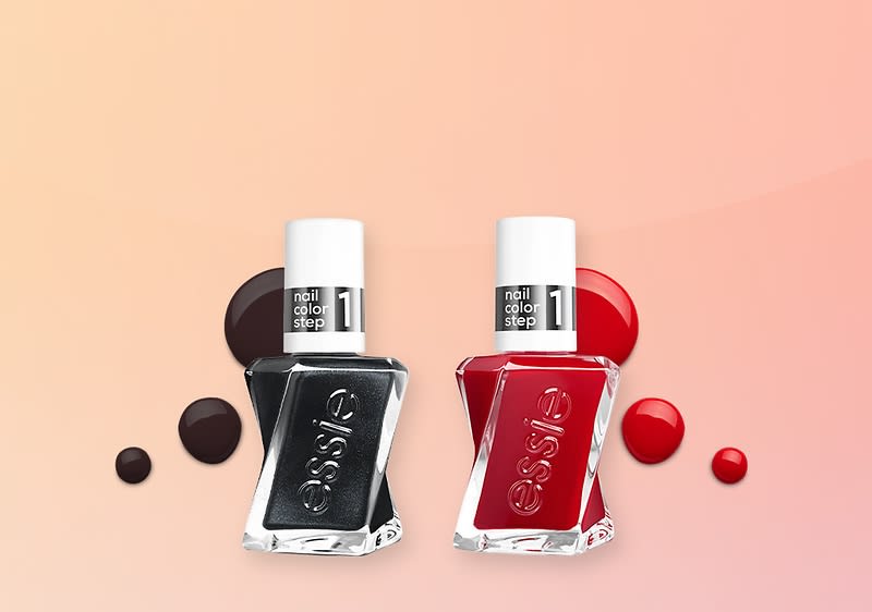 Zwei eckige Essie Nagellack-Flaschen nebeneinander, links schwarzer Lack mit weißer Kappe und der Aufschrift „nail color step 1“, rechts roter Lack mit weißer Kappe und gleicher Aufschrift, hinter den Flaschen je mehrere Farbtropfen in passenden Tönen