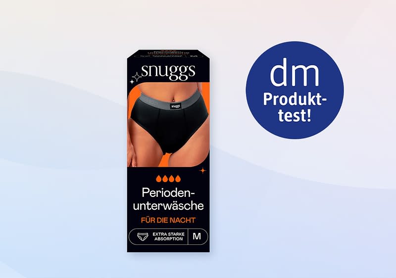 Schwarze Verpackung der Marke Snuggs mit Bild einer Frau in schwarzer Periodenunterwäsche, Schriftzug „Periodenunterwäsche für die Nacht“, Icons für starke Absorption und Größe M sowie blaues Kreislogo mit Text „dm Produkttest!“