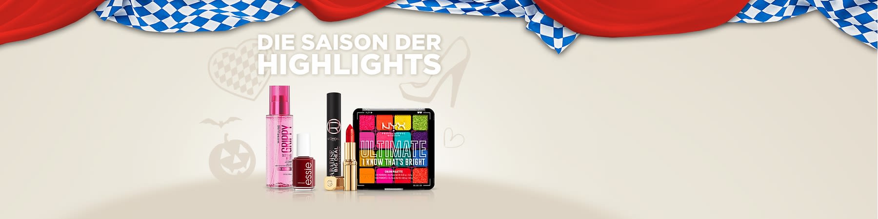 Mehrere Kosmetikprodukte vor hellem Hintergrund: links ein rosa Körperspray mit Aufschrift „COFFEE?“, daneben ein dunkelroter Nagellack von „essie“, in der Mitte schwarzer Mascara von L’Oréal und ein roter Lippenstift mit goldfarbener Hülse, rechts eine bunte Lidschatten-Palette mit Aufschrift „ULTIMATE KNOW THAT'S BRIGHT“ und oben der Slogan „DIE SAISON DER HIGHLIGHTS“ und dekorative blau-weiß-karierte sowie rote Stoffbahnen