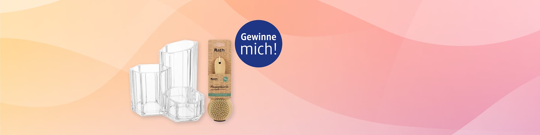 Drei durchsichtige, sechseckige Kosmetikbehälter aus Acryl nebeneinander und rechts daneben eine Massagebürste mit Holzgriff in brauner Verpackung, oben rechts blauer Kreis mit weißer Aufschrift „Gewinne mich!“