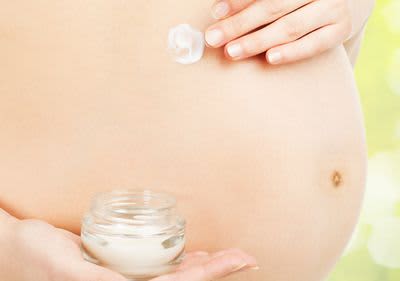 Mama cremt sich Babybauch ein