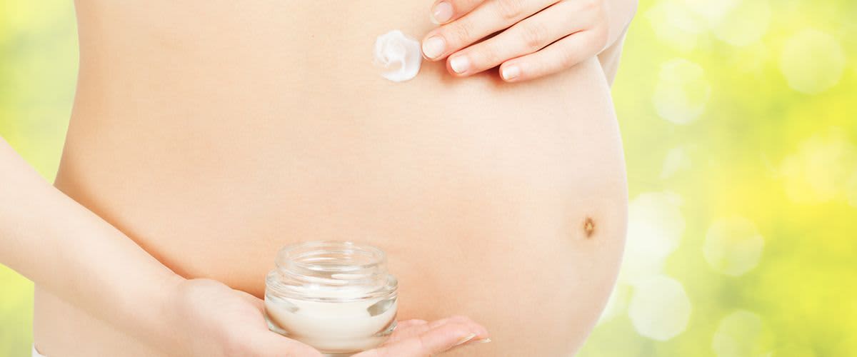 Mama cremt sich Babybauch ein