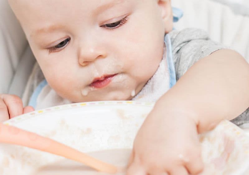Baby isst Brei