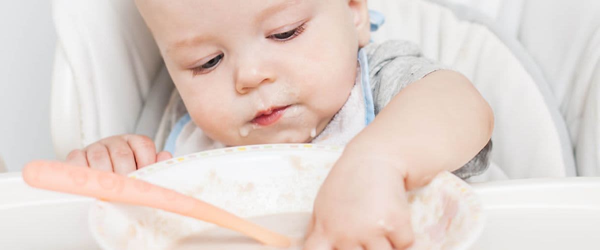 Baby isst Brei