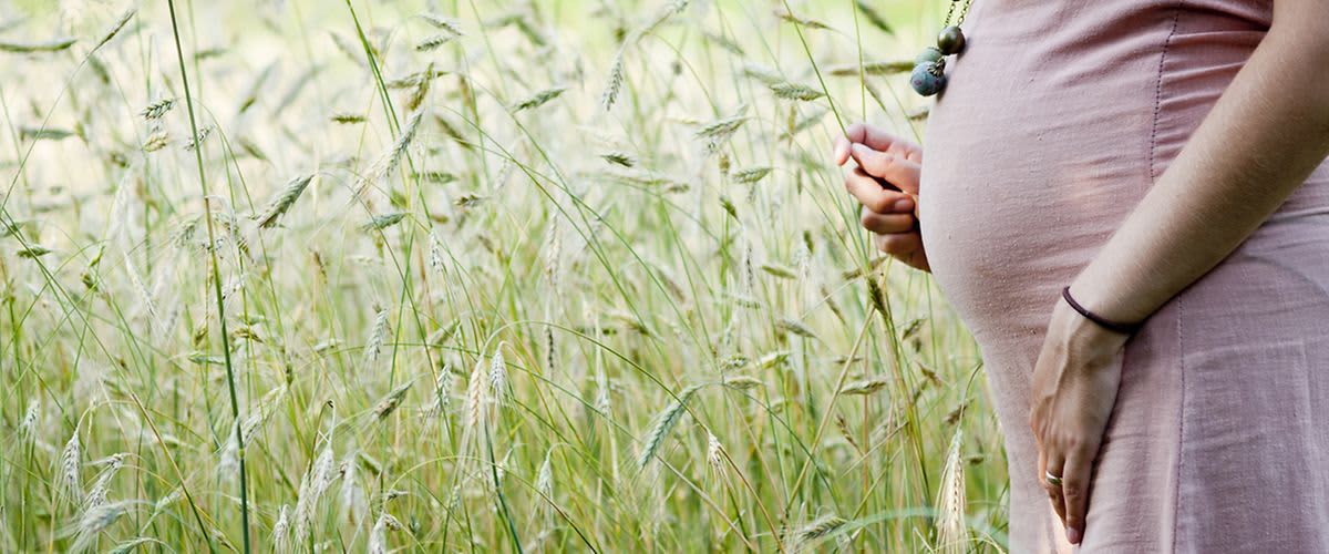 Schwangere Frau in Blumenwiese