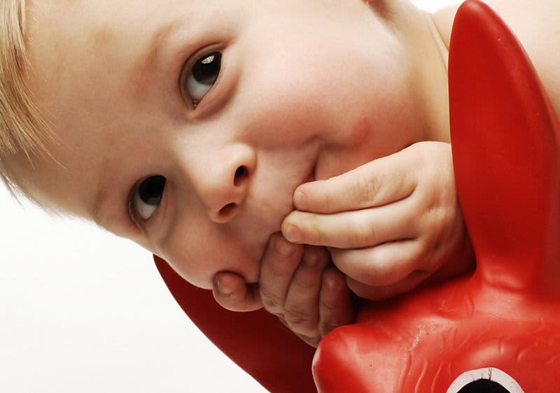 Kleinkind mit Spielzeug