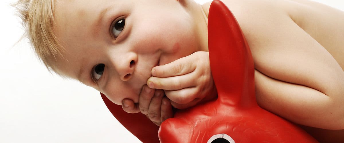 Kleinkind mit Spielzeug