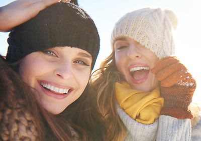 zwei Frauen warm gekleidet unterwegs im Winter