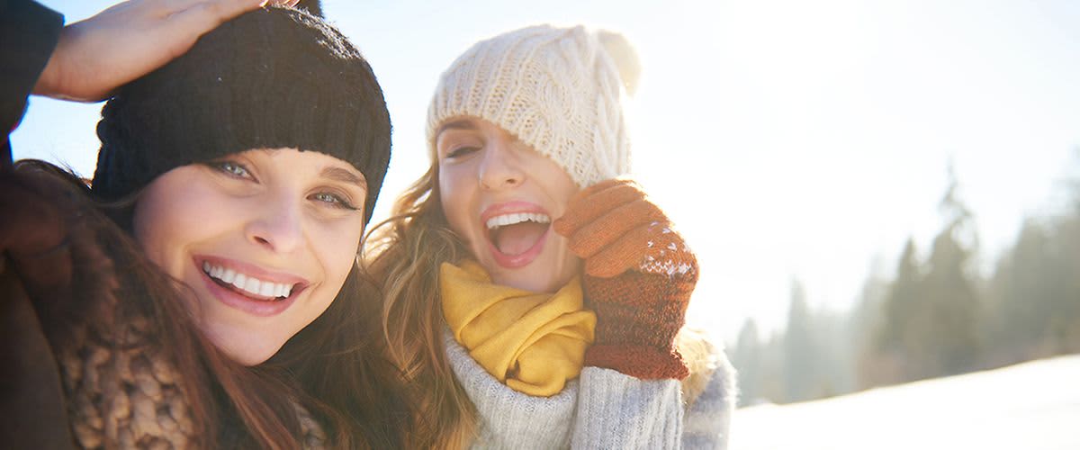 zwei Frauen warm gekleidet unterwegs im Winter