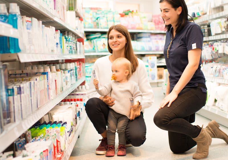 Mutter und Baby beim einkaufen bei dm