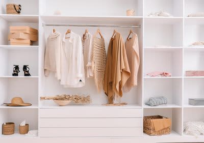 Ordnung in den Kleiderschrank bringen