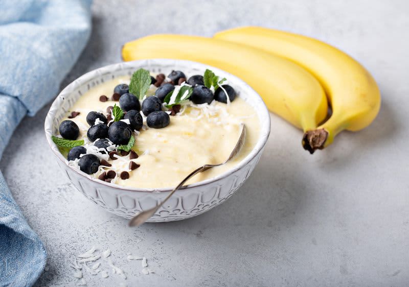 Nicecream mit Blaubeeren als Topping und Bananen