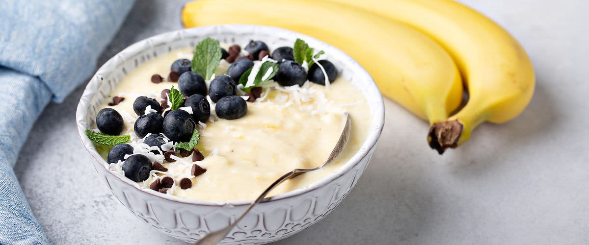 Nicecream mit Blaubeeren als Topping und Bananen