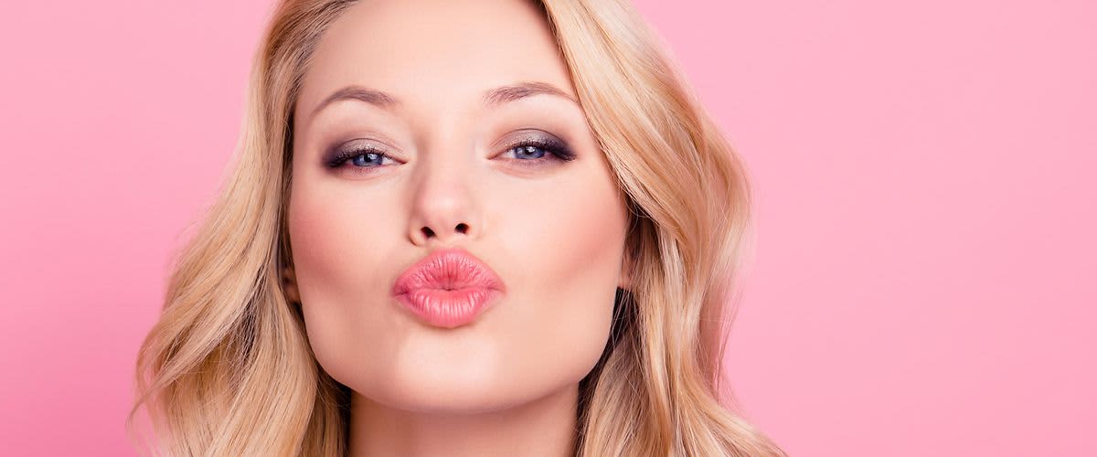 Junge Frau mit Kussmund