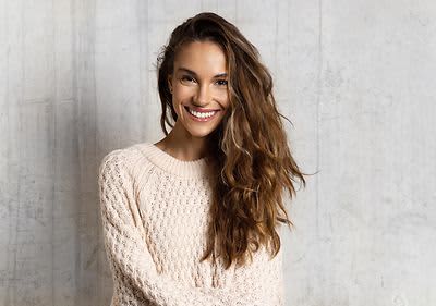 Frau mit Nude-Look Make-up
