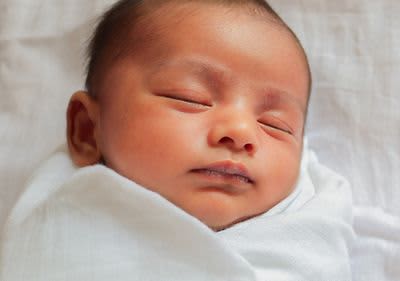Baby schläft am Wickeltisch