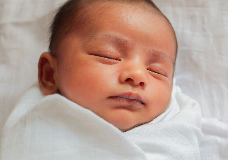 Baby schläft am Wickeltisch