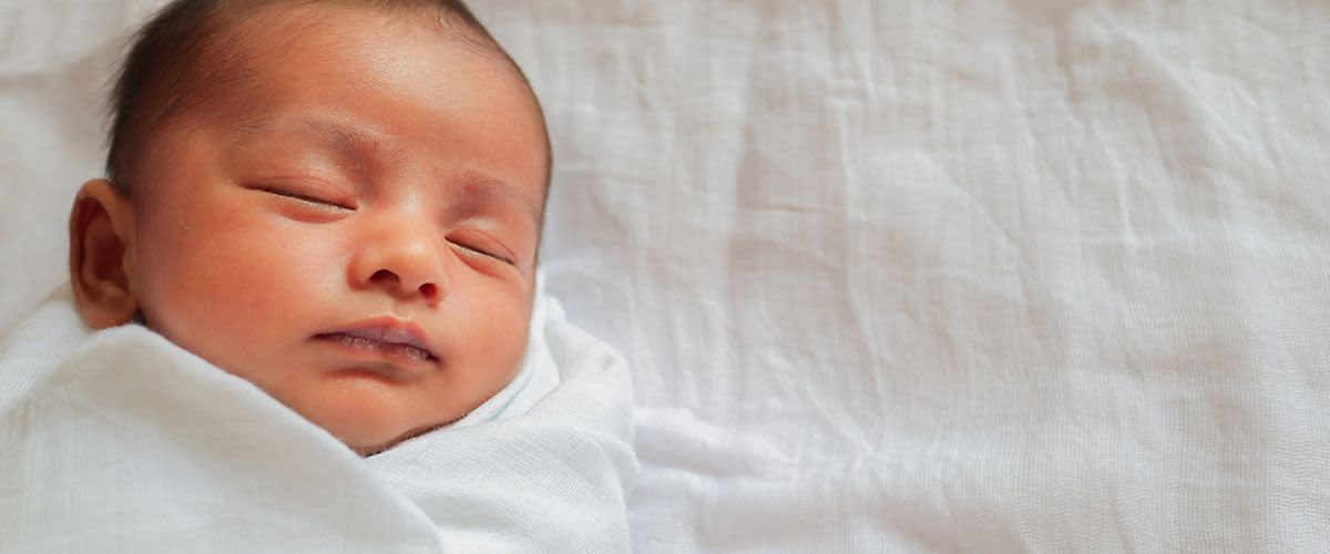 Baby schläft am Wickeltisch