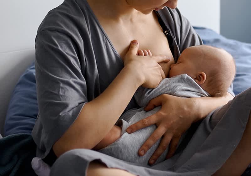 Baby trinkt an der Brust der Mutter