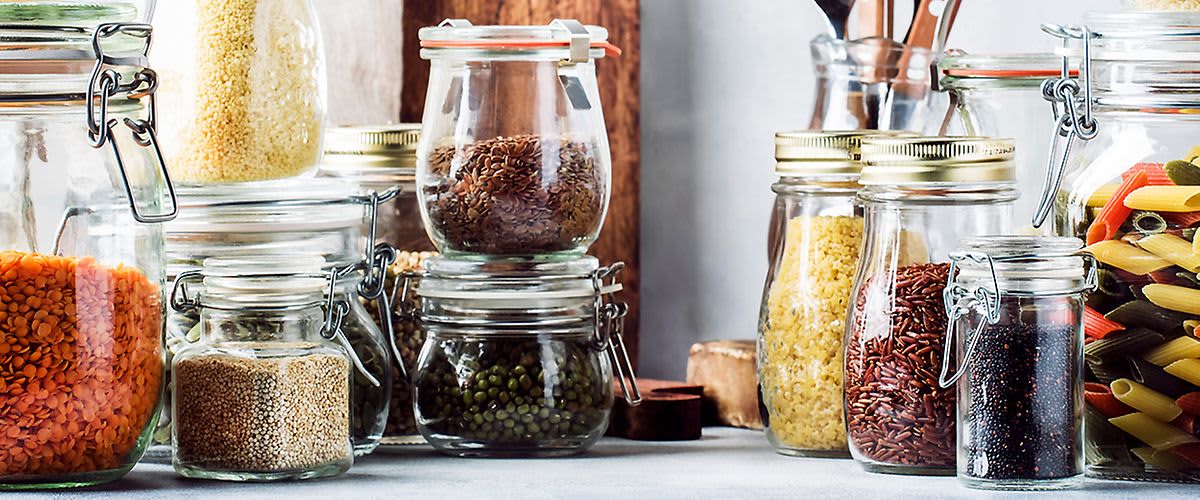 Vorratsgläser mit Nudeln, Linsen, Reis, etc.