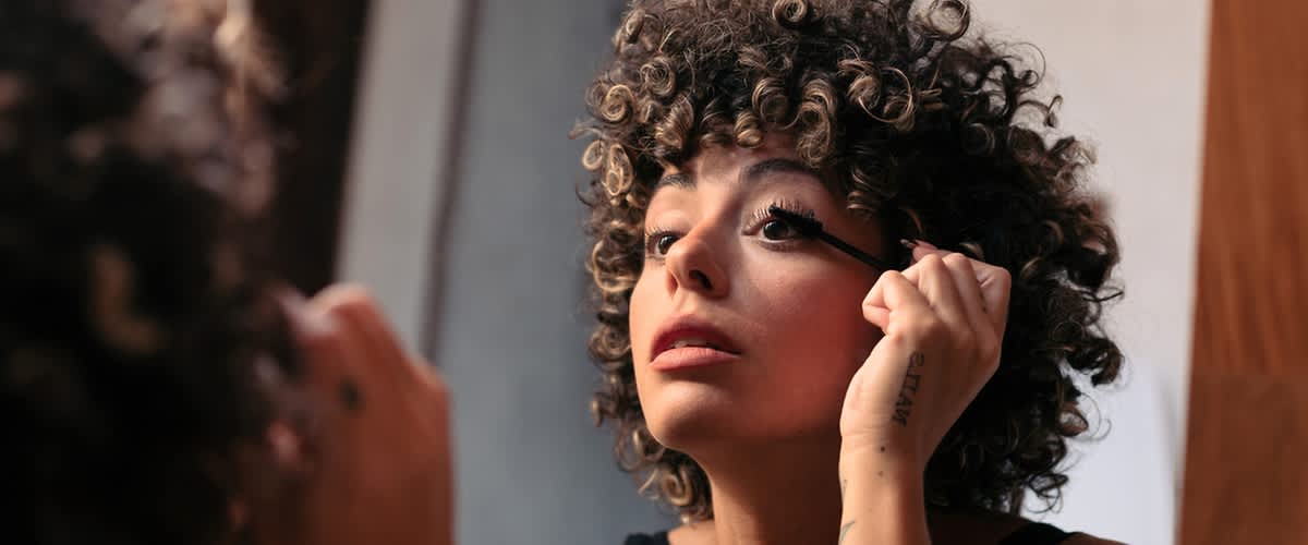 Junge Frau trägt Mascara auf