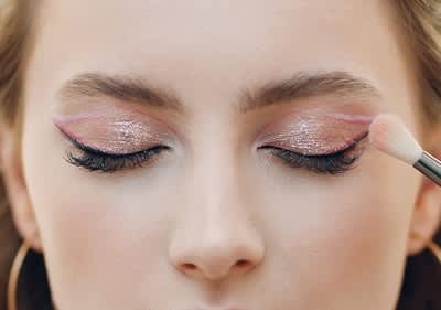 Frau mit glänzendem Make-up
