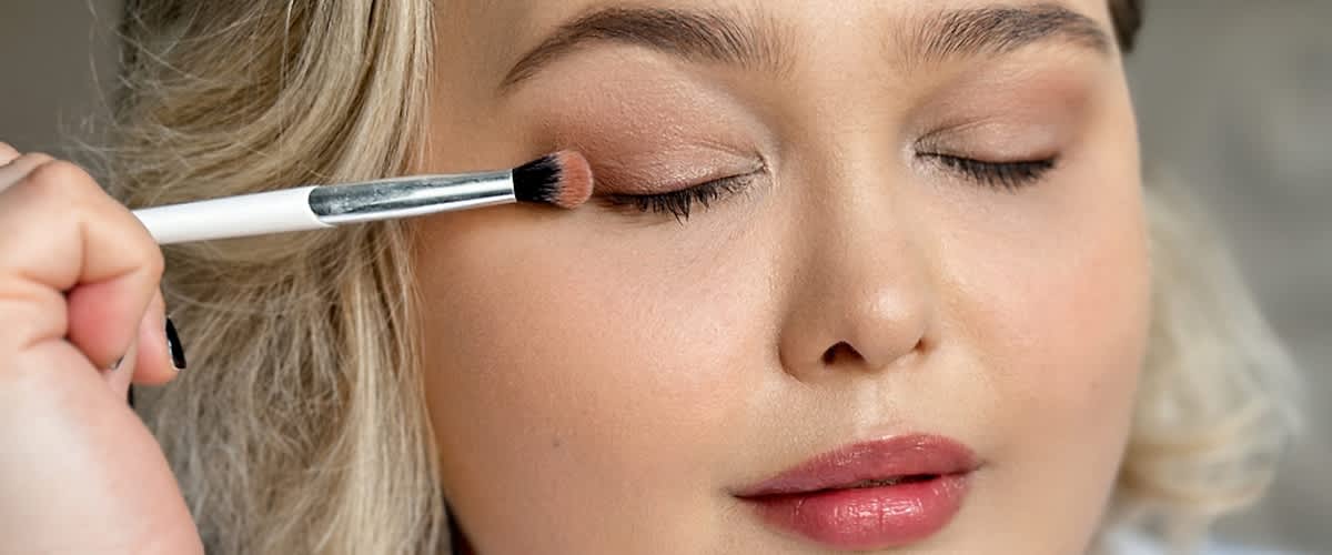 Frau trägt Lidschatten auf