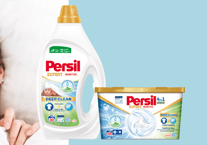Persil Expert Sensitive Waschmittel Flasche und Packung auf blauem Hintergrund