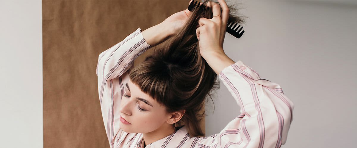 Frau kämmt sich Haare