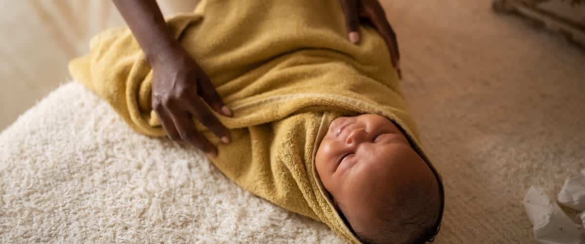 Baby ist in warme Decke eingewickelt