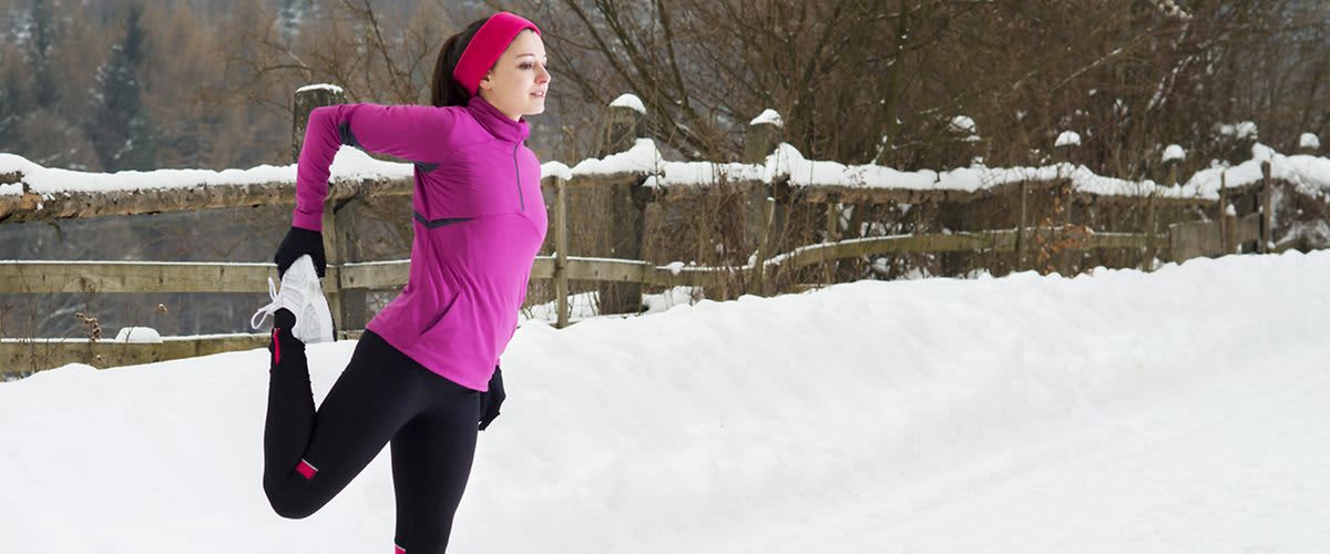 Junge Frau beim Dehnen ihrer Beine