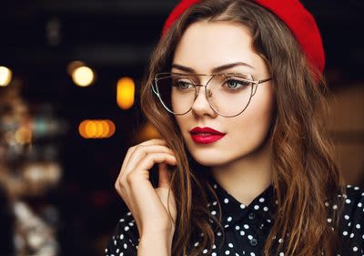 Frau mit Brille und schönem Augen-Make-up
