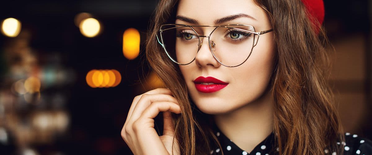 Frau mit Brille und schönem Augen-Make-up