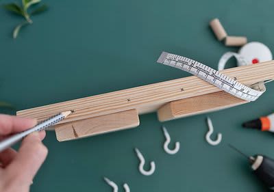 Maßband und Holz