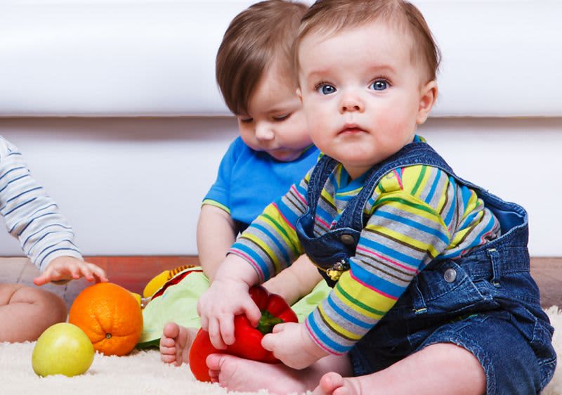 Babys mit bunter Kleidung