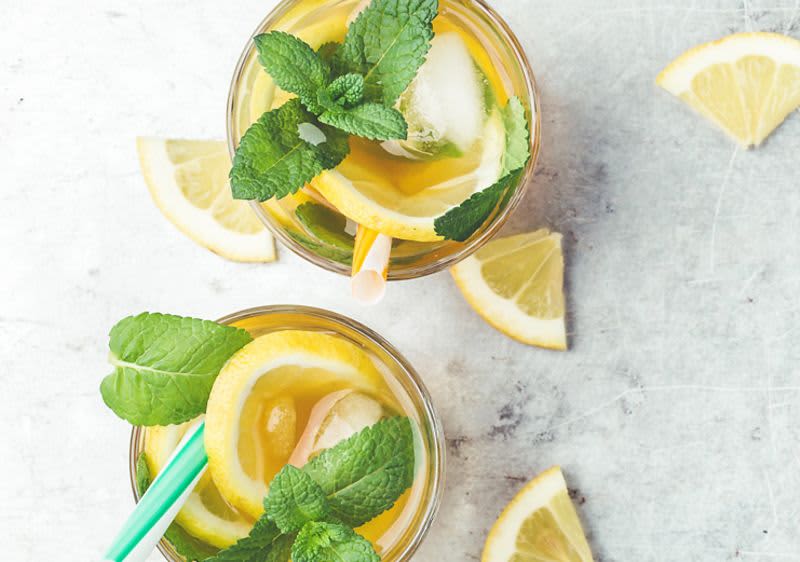 Gläser mit Tee und Zitronen