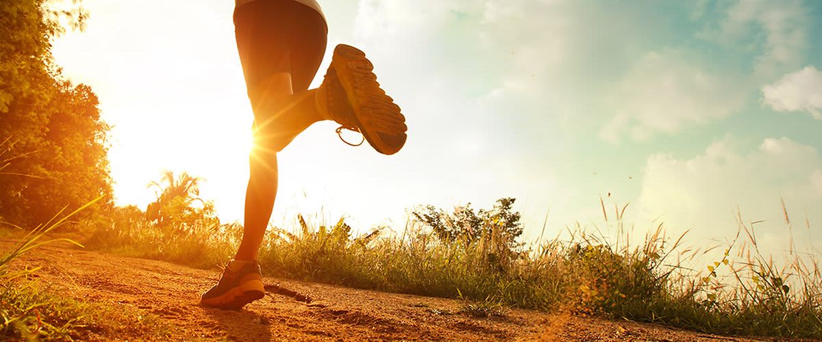 Füße mit Laufschuhen