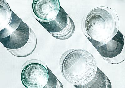 Gläser gefüllt mit Wasser