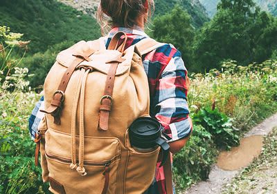 Frau beim Wandern mit Rucksack