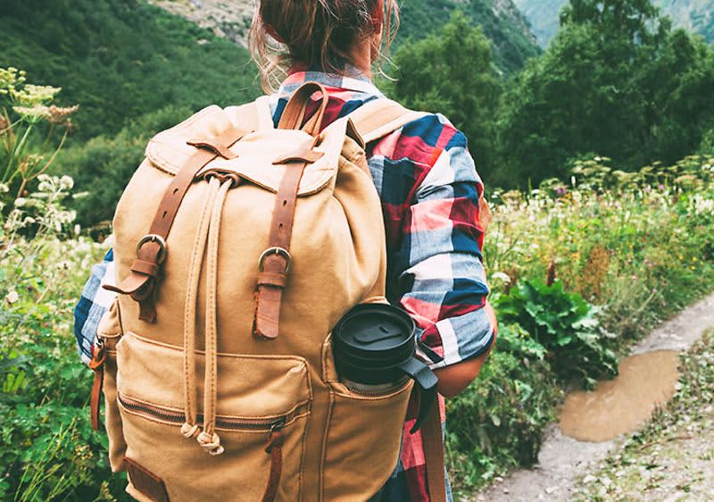 Frau beim Wandern mit Rucksack