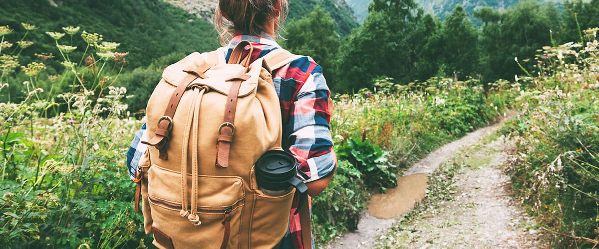 Frau beim Wandern mit Rucksack