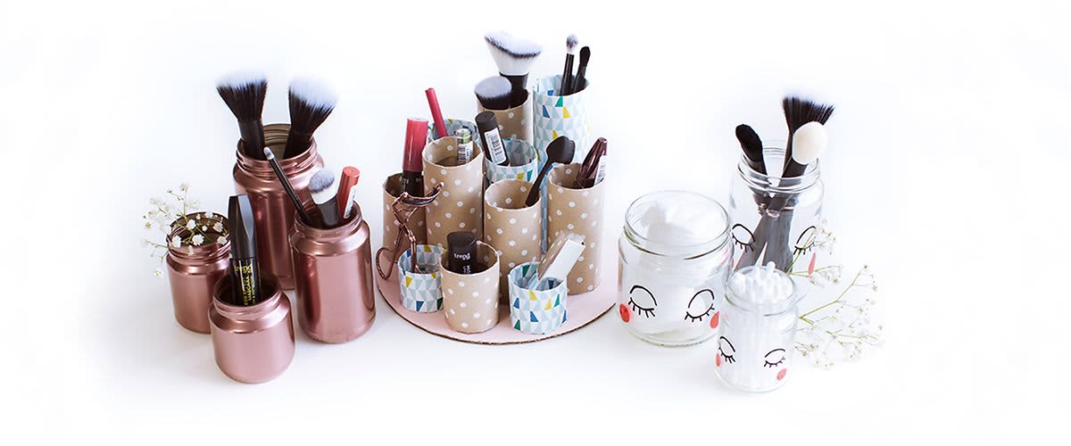 Pinselaufbewahrung aus Glas und Klopapierrollen