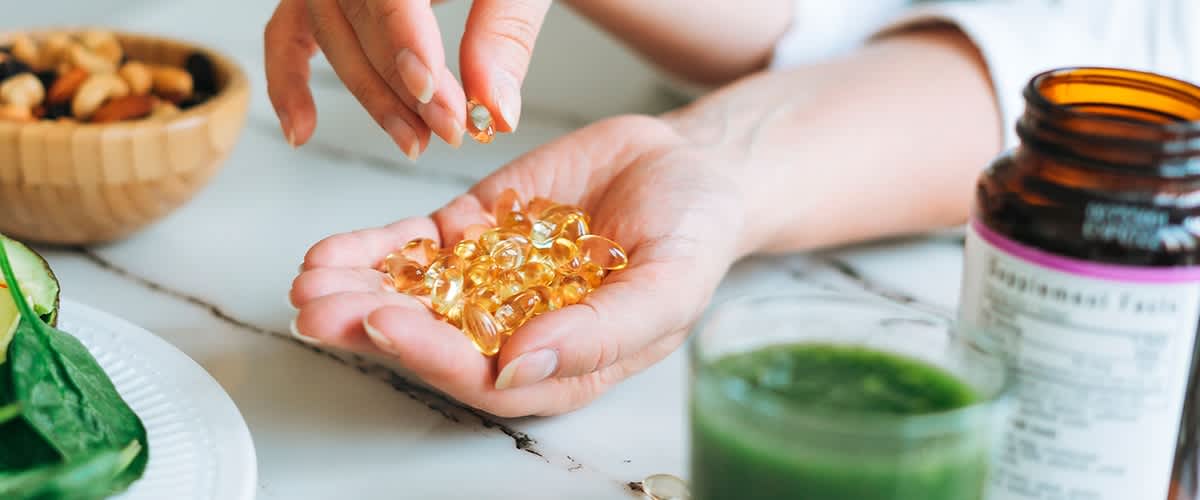 Frau mit Nahrungsergänzungsmittel in der Hand