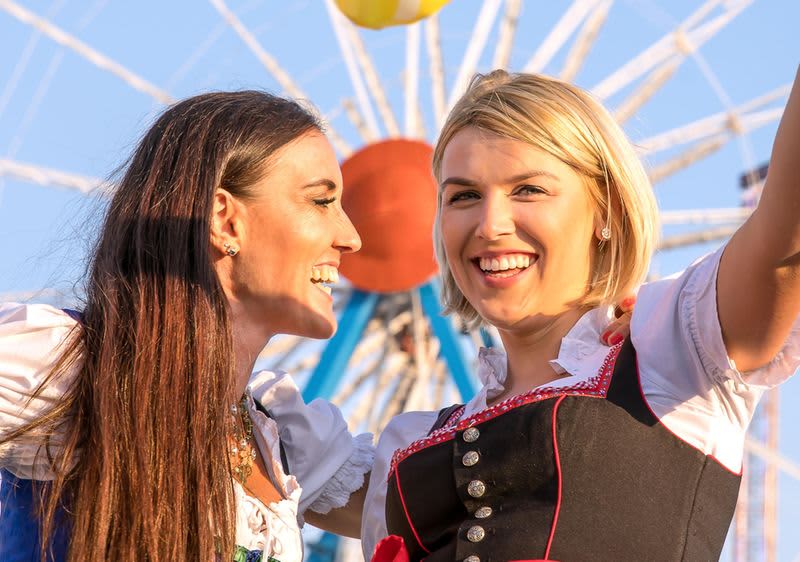 Zwei junge Frauen am Oktoberfest