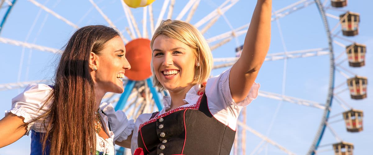 Zwei junge Frauen am Oktoberfest